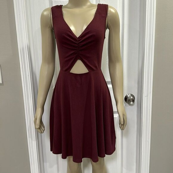 ABERCROMBIE &FITCH RIBBED FLARE DRESS. BURGUNDY. - Picture 1 of 6
